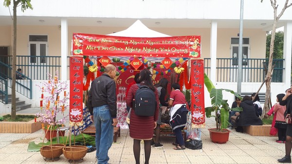 Học sinh trường THCS Xuân Phương vui “Hội chợ Xuân”